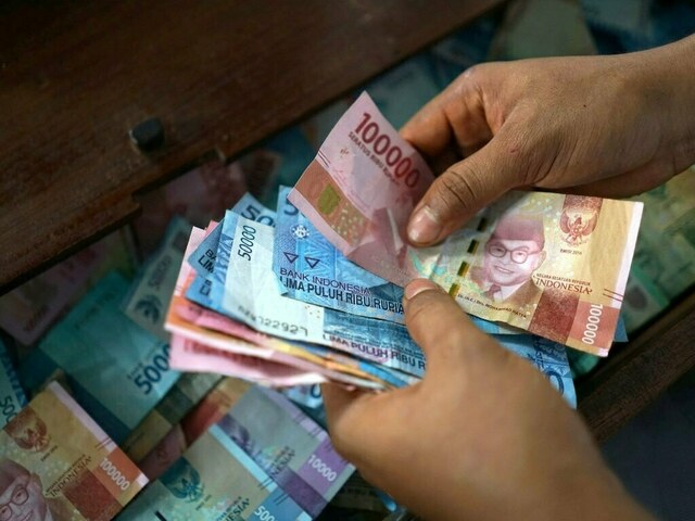 Asian currencies: Malaysian ringgit hits 2-month high – Business & Finance